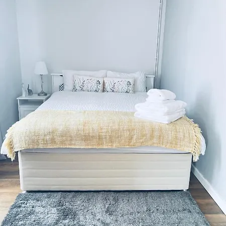 Small Doble, Shared House