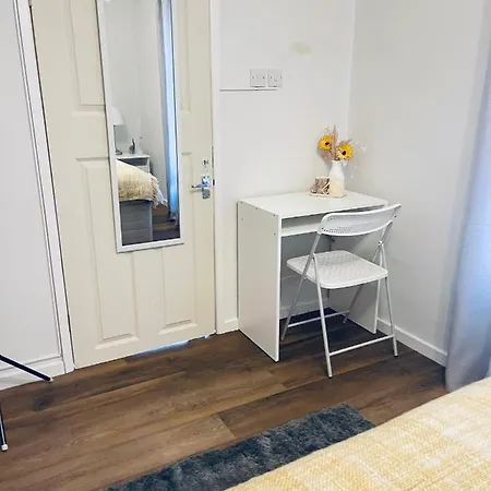 Small Doble, Shared House