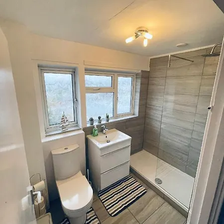 Small Doble, Shared House